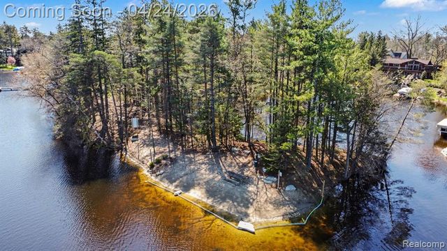 1085 Abseguami Trail, Lake Orion, MI 48362