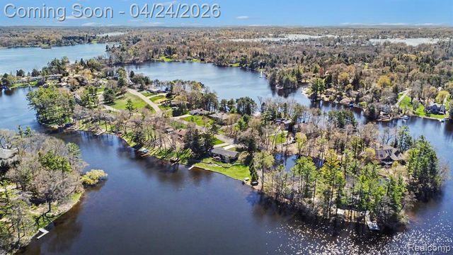 1085 Abseguami Trail, Lake Orion, MI 48362