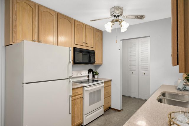 4360 Brookside Court 218, Edina, MN 55436