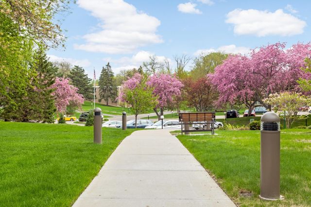 4360 Brookside Court 218, Edina, MN 55436