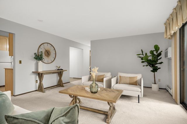 4360 Brookside Court 218, Edina, MN 55436