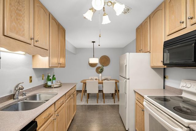 4360 Brookside Court 218, Edina, MN 55436