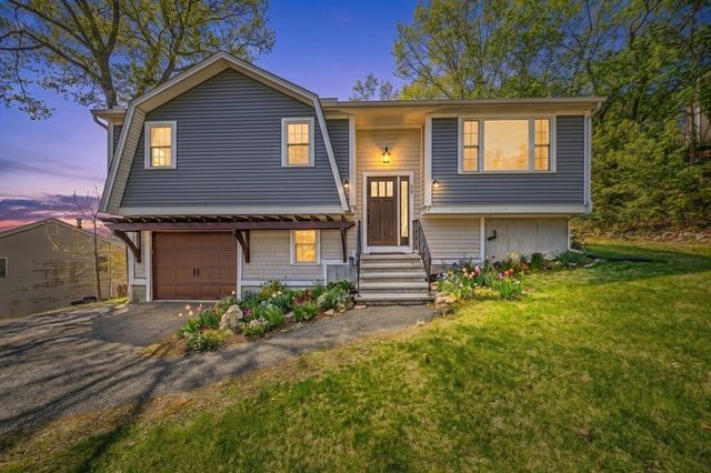 39 Blueberry Hill Rd, Woburn, MA 01801