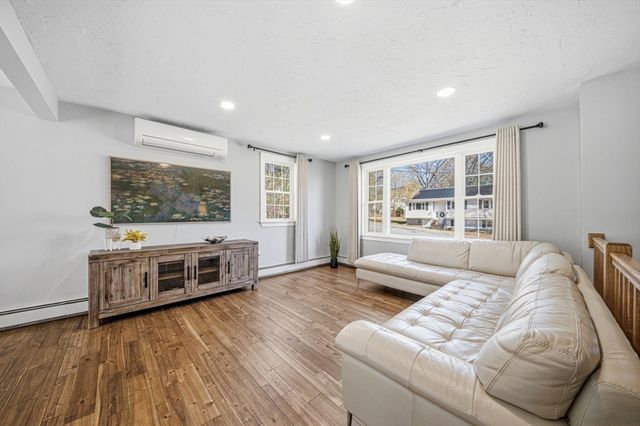 39 Blueberry Hill Rd, Woburn, MA 01801