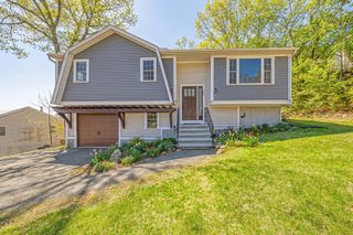 39 Blueberry Hill Rd, Woburn, MA 01801
