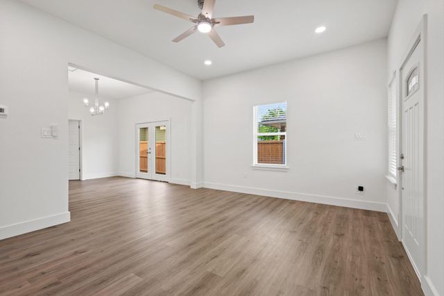 607 W Sears Street, Denison, TX 75020