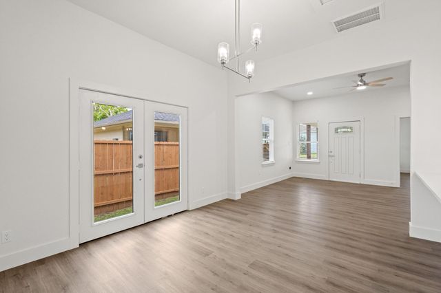 607 W Sears Street, Denison, TX 75020