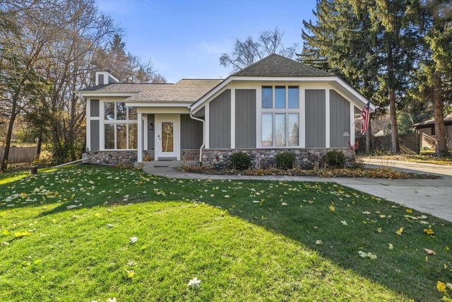 N26W26729 Prospect AVENUE, Pewaukee, WI 53072