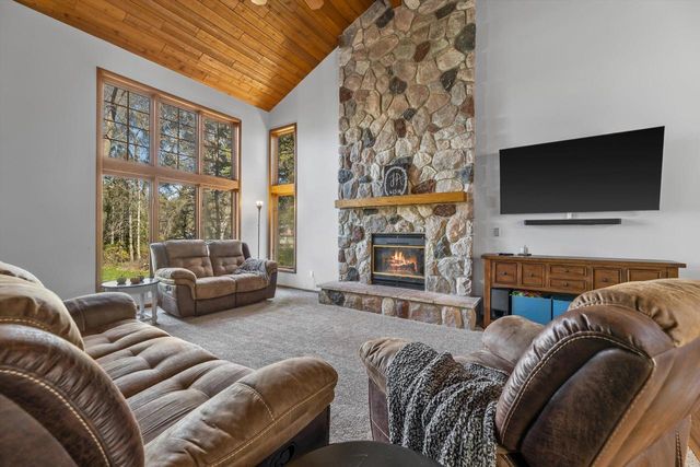 N26W26729 Prospect AVENUE, Pewaukee, WI 53072