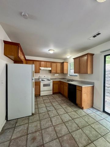 911 S Green Point Trace, Fayetteville, AR 72704