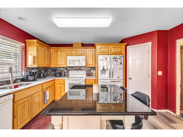 2200 Se CHINABERRY Ave, Roseburg, OR 97470