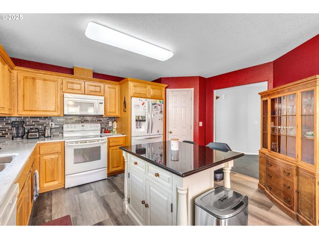 2200 Se CHINABERRY Ave, Roseburg, OR 97470