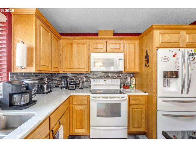 2200 Se CHINABERRY Ave, Roseburg, OR 97470