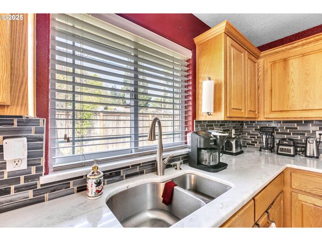 2200 Se CHINABERRY Ave, Roseburg, OR 97470