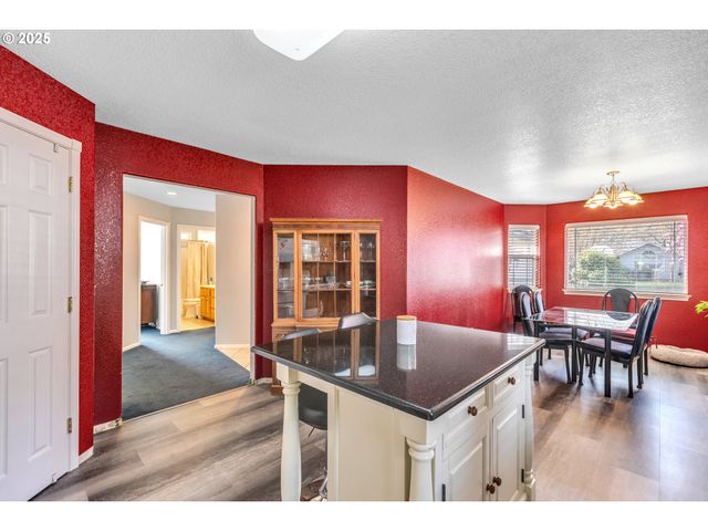 2200 Se CHINABERRY Ave, Roseburg, OR 97470