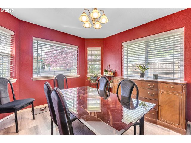 2200 Se CHINABERRY Ave, Roseburg, OR 97470