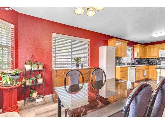 2200 Se CHINABERRY Ave, Roseburg, OR 97470