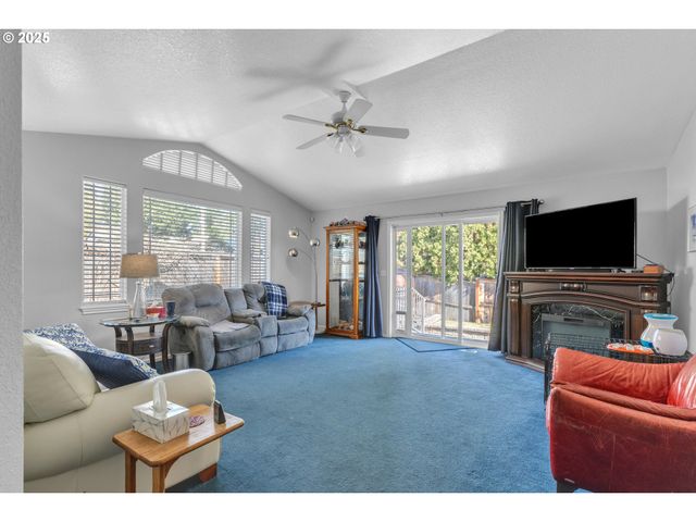 2200 Se CHINABERRY Ave, Roseburg, OR 97470