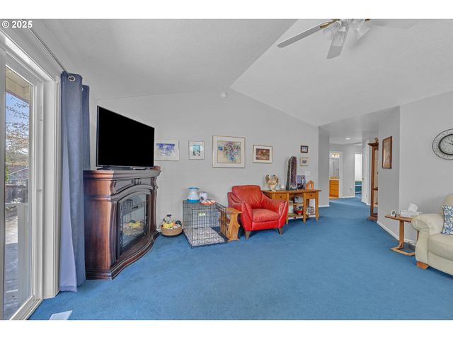 2200 Se CHINABERRY Ave, Roseburg, OR 97470