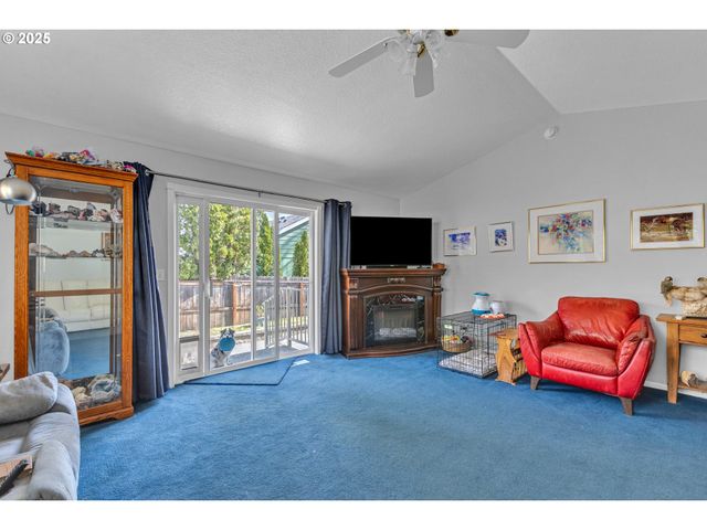 2200 Se CHINABERRY Ave, Roseburg, OR 97470