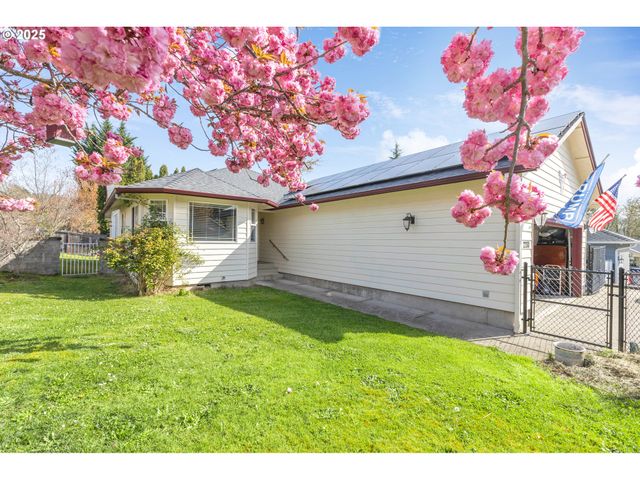 2200 Se CHINABERRY Ave, Roseburg, OR 97470