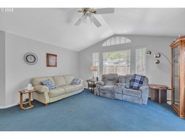 2200 Se CHINABERRY Ave, Roseburg, OR 97470