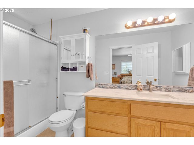 2200 Se CHINABERRY Ave, Roseburg, OR 97470