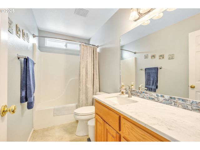 2200 Se CHINABERRY Ave, Roseburg, OR 97470