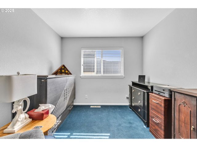 2200 Se CHINABERRY Ave, Roseburg, OR 97470