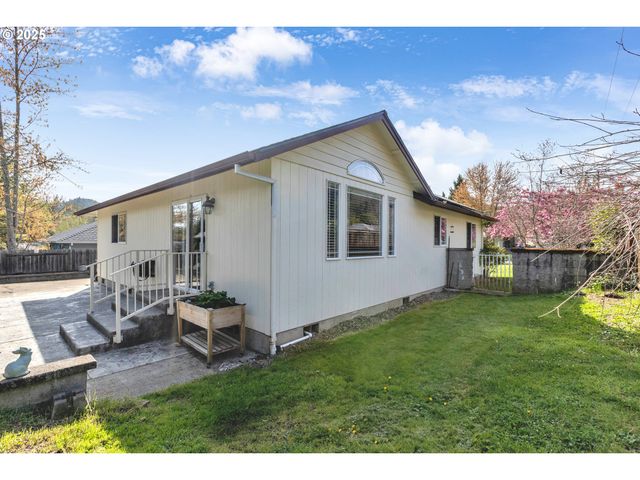 2200 Se CHINABERRY Ave, Roseburg, OR 97470