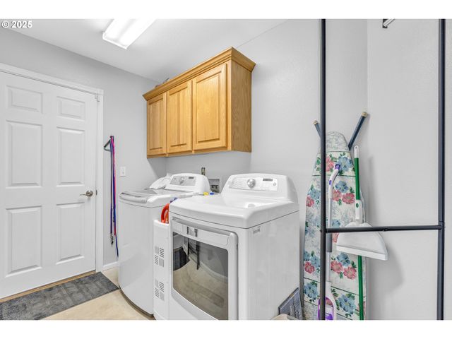 2200 Se CHINABERRY Ave, Roseburg, OR 97470