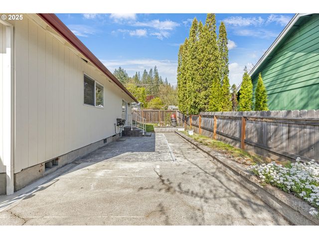 2200 Se CHINABERRY Ave, Roseburg, OR 97470