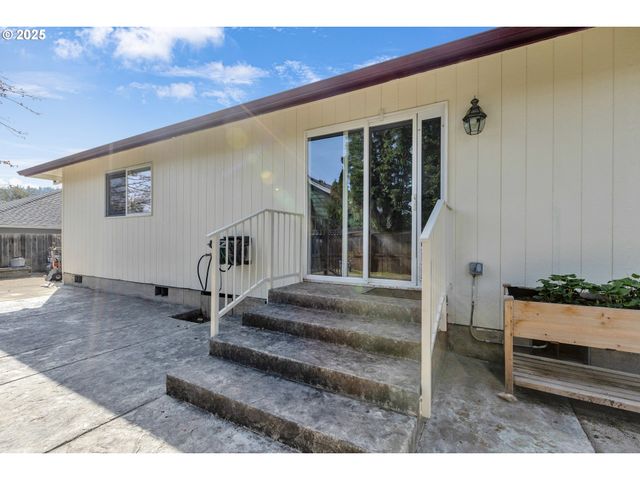 2200 Se CHINABERRY Ave, Roseburg, OR 97470