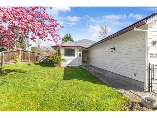 2200 Se CHINABERRY Ave, Roseburg, OR 97470