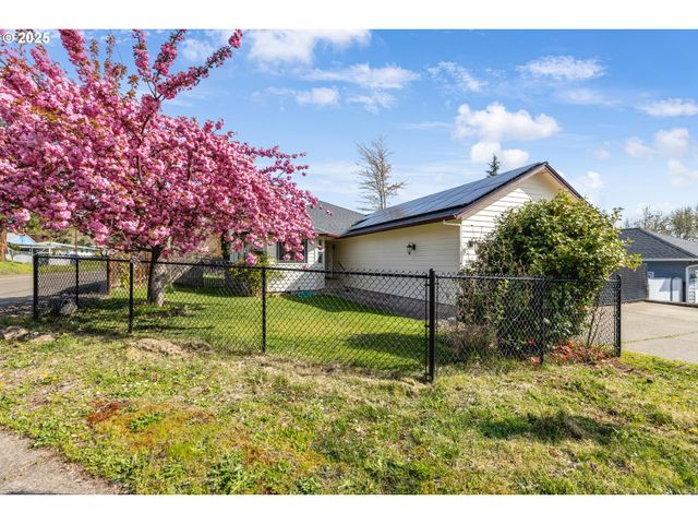 2200 Se CHINABERRY Ave, Roseburg, OR 97470