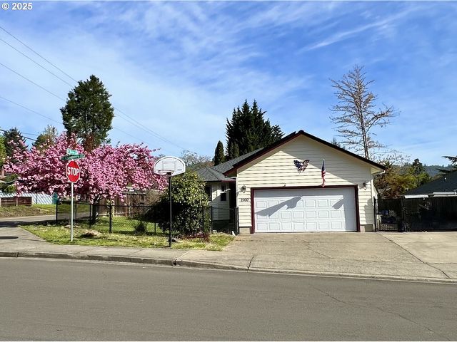 2200 Se CHINABERRY Ave, Roseburg, OR 97470