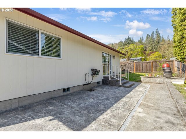 2200 Se CHINABERRY Ave, Roseburg, OR 97470