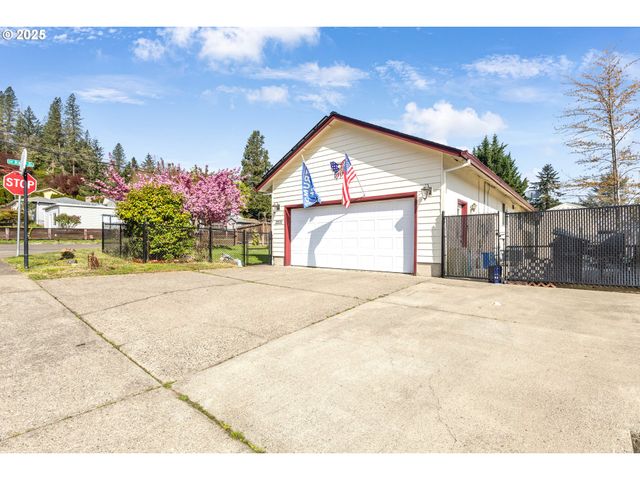 2200 Se CHINABERRY Ave, Roseburg, OR 97470