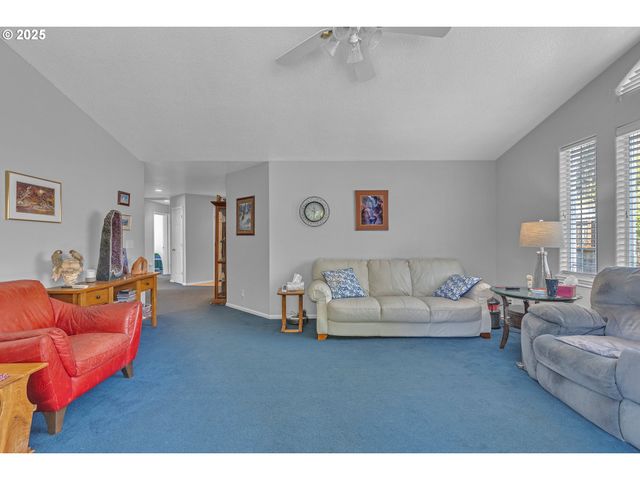 2200 Se CHINABERRY Ave, Roseburg, OR 97470