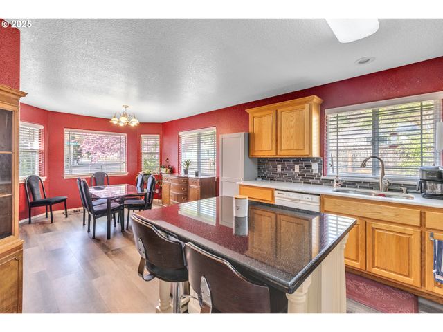 2200 Se CHINABERRY Ave, Roseburg, OR 97470