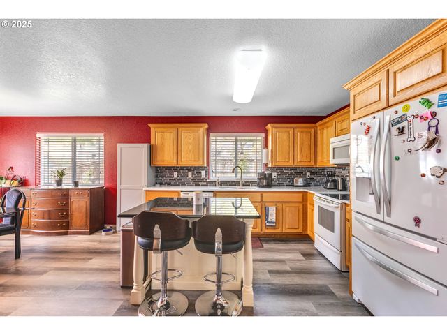 2200 Se CHINABERRY Ave, Roseburg, OR 97470