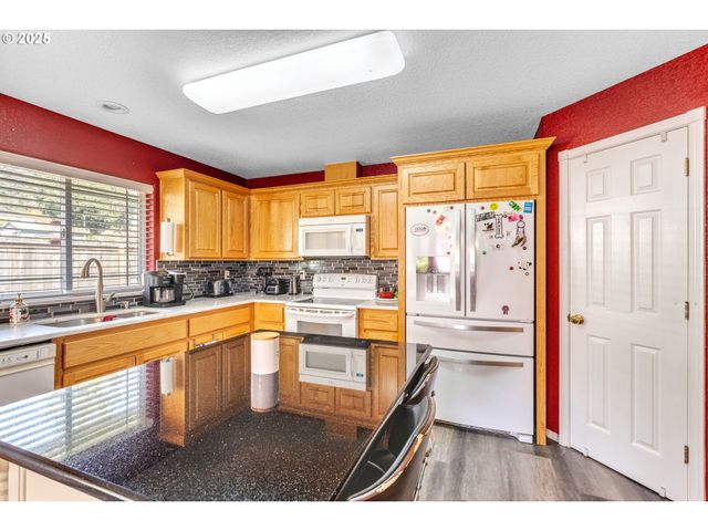 2200 Se CHINABERRY Ave, Roseburg, OR 97470