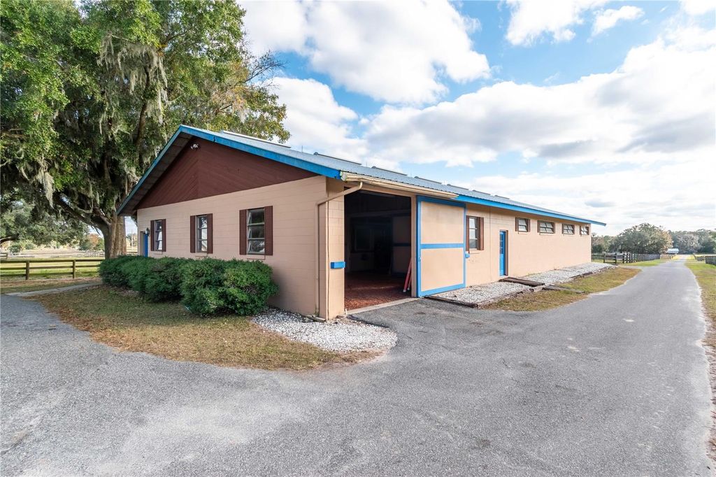 Image 9 of property listing at 5100 W HWY 329, Reddick, FL 32686