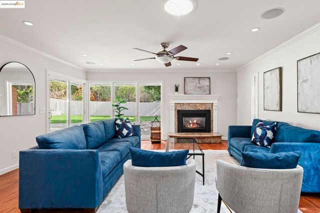 8170 Surrey Ln, Oakland, CA 94605