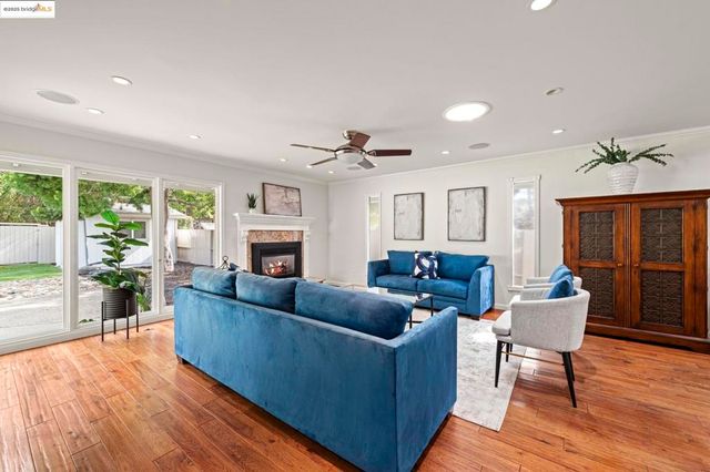 8170 Surrey Ln, Oakland, CA 94605