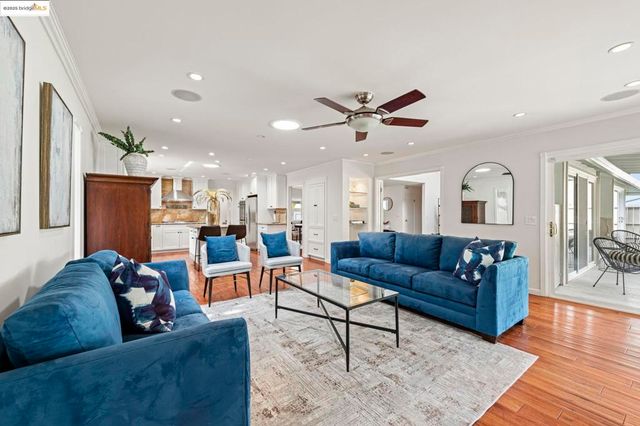 8170 Surrey Ln, Oakland, CA 94605