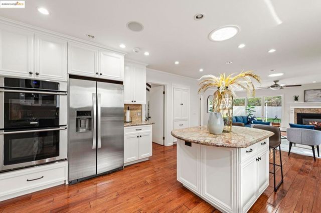 8170 Surrey Ln, Oakland, CA 94605