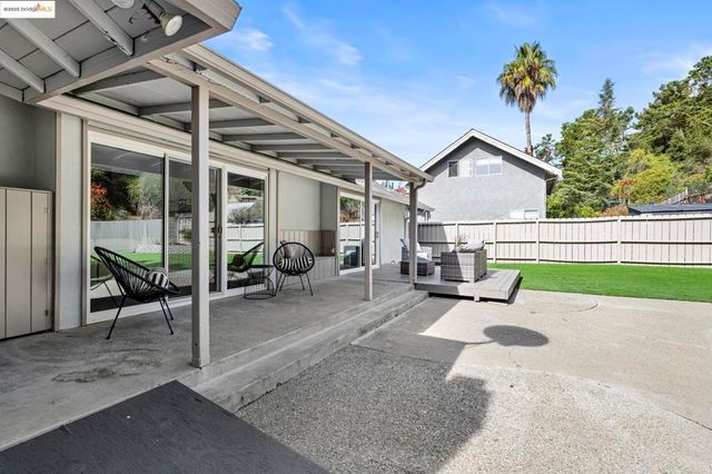 8170 Surrey Ln, Oakland, CA 94605