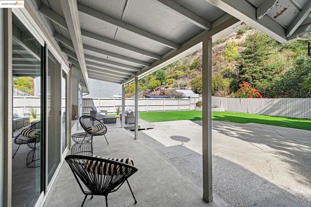 8170 Surrey Ln, Oakland, CA 94605