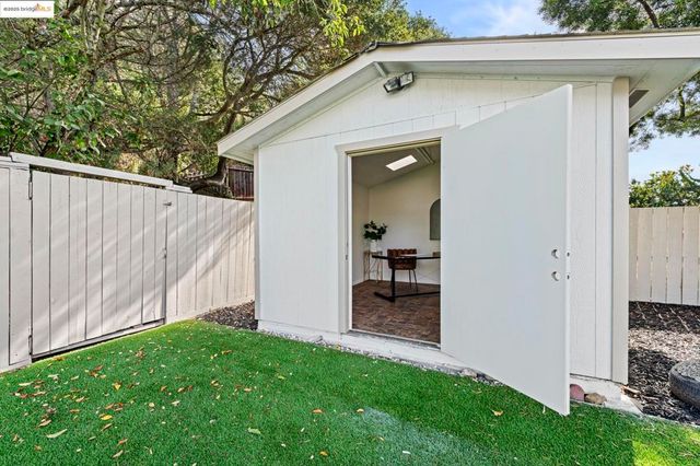 8170 Surrey Ln, Oakland, CA 94605